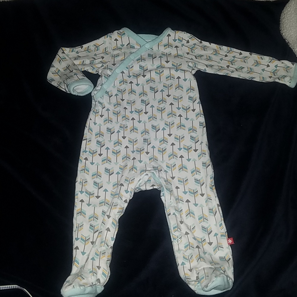 Skip Hop snap pajamas with arrows size 6 months